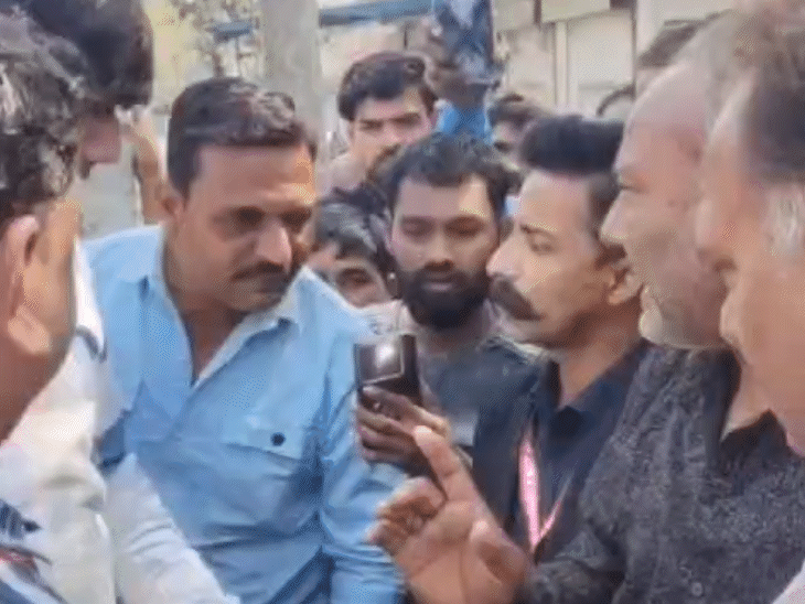 ભાજપ જિલ્લા ઉપાધ્યક્ષ શ્રવણ પાટીદાર અને સમર્થકોએ યુટ્યુબરને ઘેર્યો.