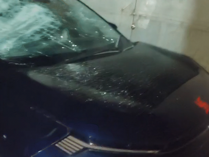 આરોપીઓએ ઘરમાં ઘૂસીને તોડફોડ કરી. નવી કારમાં પણ તોડફોડ કરી.