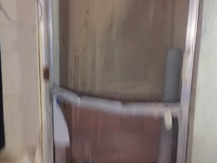 કથિત પત્રકારના ઘરમાં ઘૂસીને તોડફોડ કરવામાં આવી.