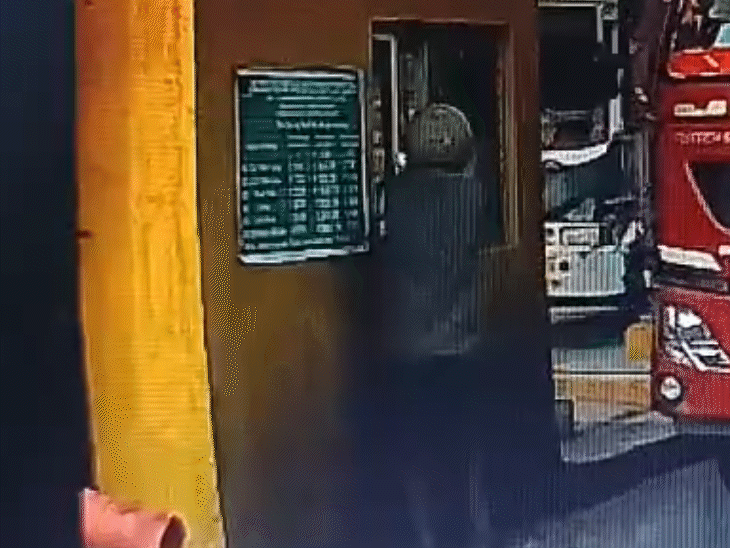 बदमाश ने एक के बाद एक कई फायर किए।