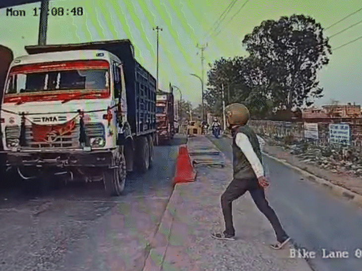 बदमाश बाइक से उतरकर सीधे टोल प्लाजा की तरफ गया।