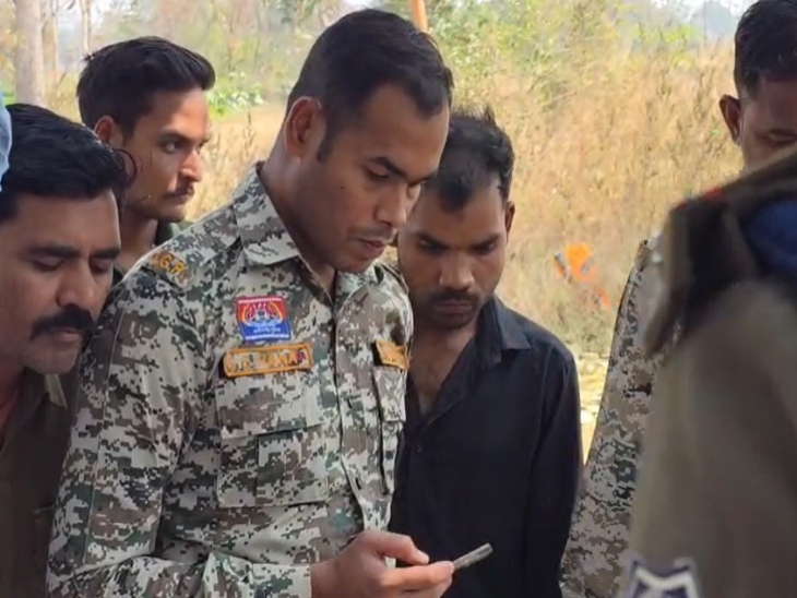 काले शर्ट में आरोपी तुलसी सारथी। जिसने कुल्हाड़ी से 3 लोगों को काटा है। पुलिस ने उसे गिरफ्तार कर लिया है।