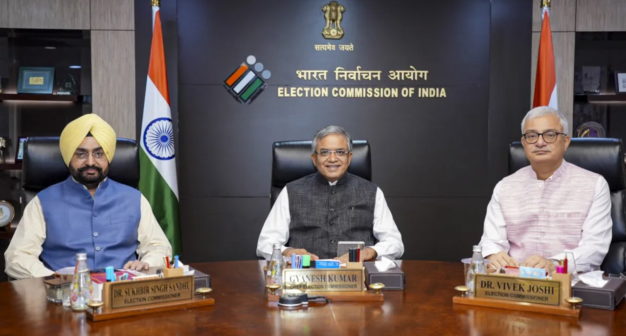 चुनाव आयुक्त डॉ. सुखबीर सिंह संधू (बाएं) और डॉ. विवेक जोशी (दाएं) की मौजूदगी में सम्मेलन की अध्यक्षता मुख्य चुनाव आयुक्त ज्ञानेश कुमार (बीच में) ने की।