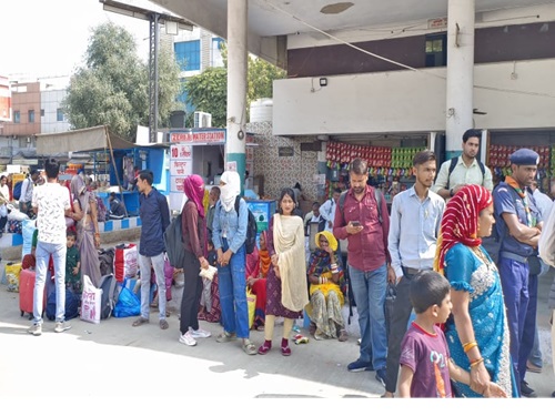 सीकर में मंगलवार सुबह से प्राइवेट बसें बंद हैं। रोडवेज बस स्टैंड पर बसें कम होने से यात्रियों को परेशानी हो रही है।