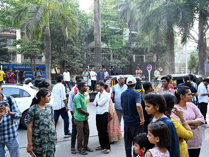 अमिताभ बच्चन ने अपने घर के बाहर खड़े फैंस की तस्वीरें भी शेयर कीं।