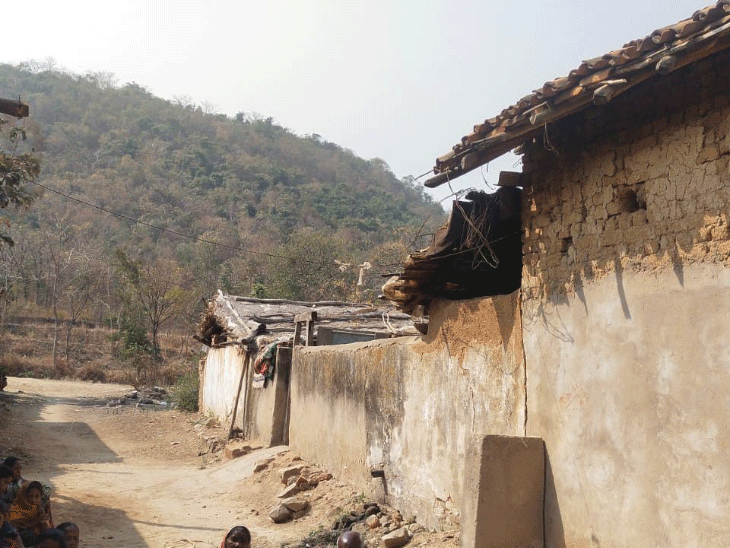 ये वहीं घर है, जहां पूरा परिवार रहता था। पड़ोस में ही आरोपी का घर है।