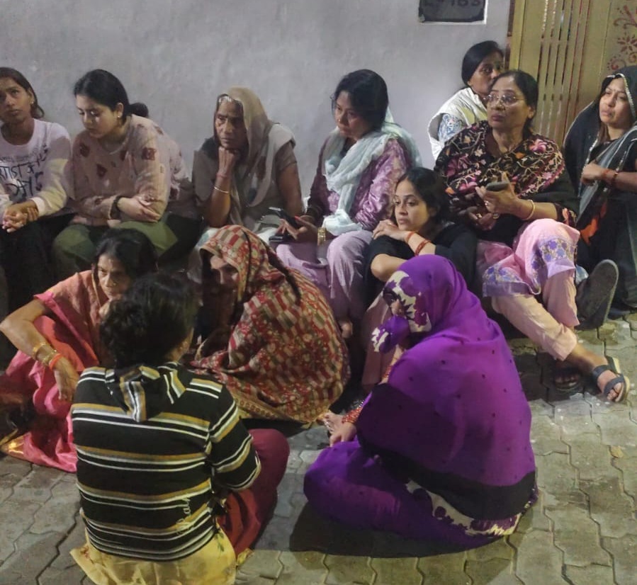 हत्या की सूचना पाकर मानवेंद्र के परिवार से लोग जालौन से भी आए। पड़ोस के भी लोग गमगीन दिखे।