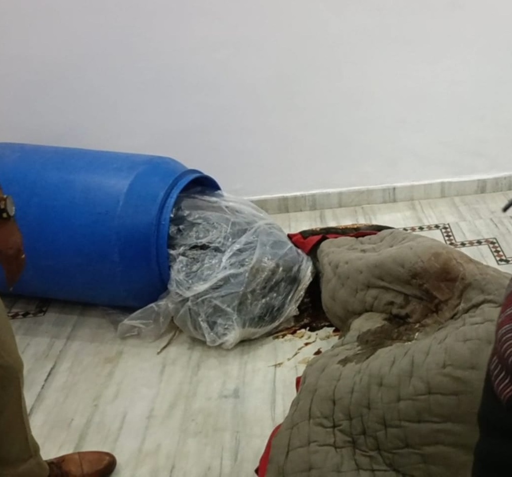 पुलिस को नीले ड्रम में पन्नी के अंदर मानवेंद्र सिंह का धड़ पैक मिला।