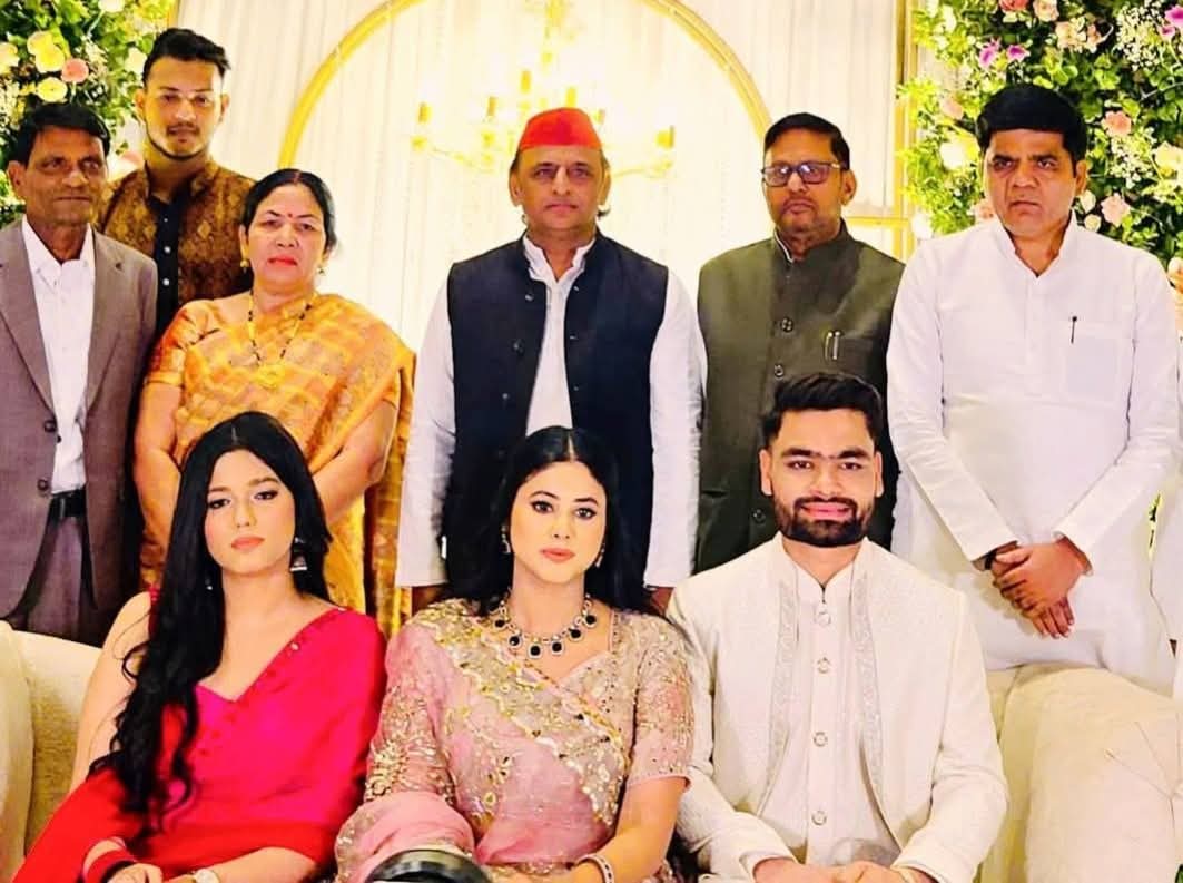 यह 6 अगस्त, 2025 की तस्वीर है, जब बेटे रिंकू सिंह और प्रिया सरोज की सगाई में रिंकू के माता-पिता (सबसे बाएं) शामिल हुए थे।