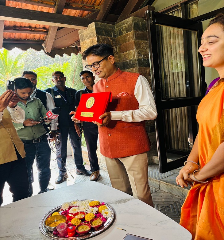 बजट पेश करने से पहले बंगले में स्थित मंदिर में ब्रिफ केस के साथ पूजा करते नजर आए वित्त मंत्री चौधरी।