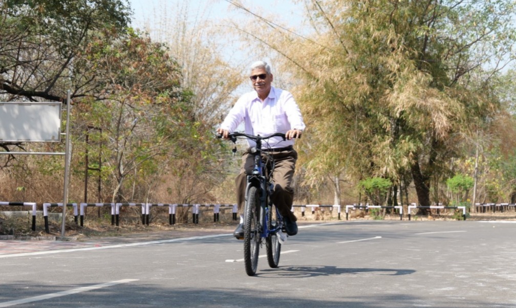 MANIT के डायरेक्टर प्रो. करुणेश कुमार शुक्ला ई-साइकिल चलाते हुए।