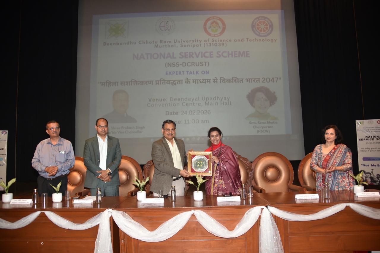 कार्यक्रम के दौरान रेनू भाटिया स्मृति चिन्ह देते हुए