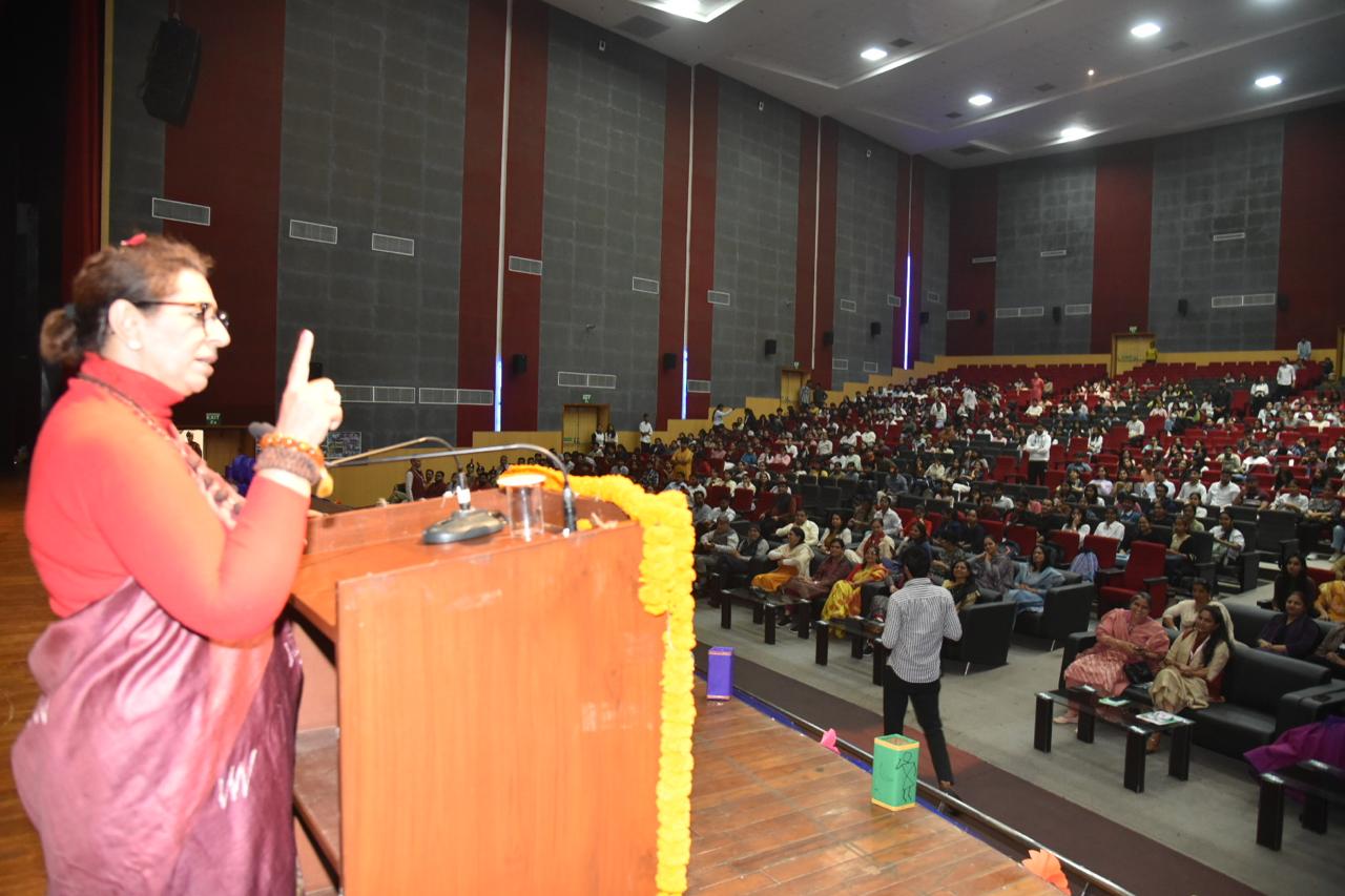 रेनू भाटिया ने कहा कि भारतीय संस्कृति में नारी को सर्वोच्च स्थान दिया गया है। उन्होंने उल्लेख किया कि जहां नारी का सम्मान होता है, वहां देवताओं का वास माना जाता है।