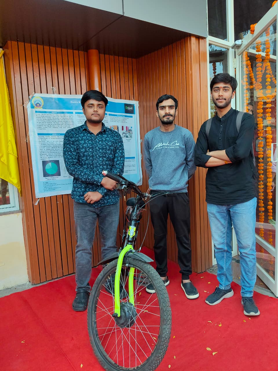 संस्थान के छात्रों ने खुद बनाई ई-साइकिल।