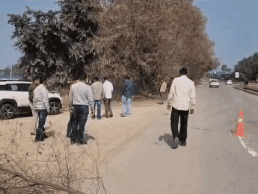 20 फरवरी को सत्यवान की ब्रेजा कार खरावड़ गांव में लावारिस हालत में खड़ी मिली थी। घटनास्थल पर जांच करते हुए पुलिस।