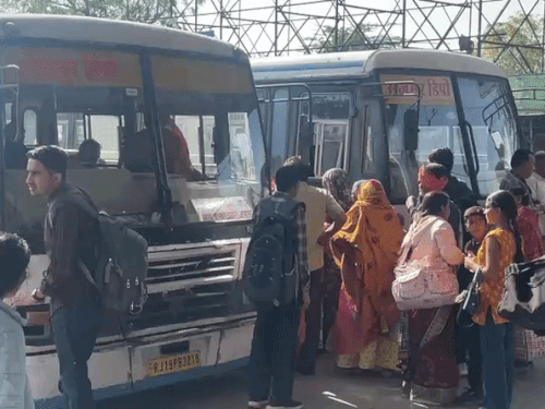 रोडवेज बस स्टैंड पर भी ज्यादा भीड़ नहीं दिखी। प्लेटफार्म खाली खाली नजर आए।