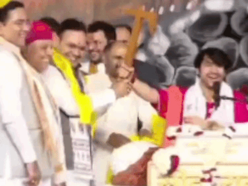 सीएम भजन लाल शर्मा को धीरेन्द्र शास्त्री ने हल भेंट किया। LRN 24