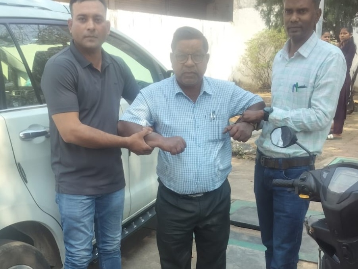 प्राचार्य ने विकलांग शिक्षक का विकलांगता भत्ते निकालने के एवज में पैसा मांगा था।