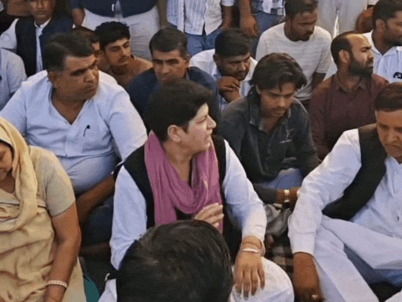 मंडावा विधायक रीटा चौधरी ने ग्रामीणों से समझाइश की।