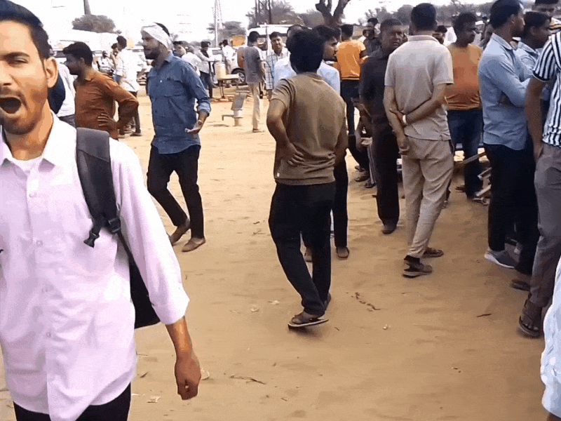 बैठक और मांग पूरी होने के बाद आंदोलनकारियों ने धरना खत्म कर दिया।