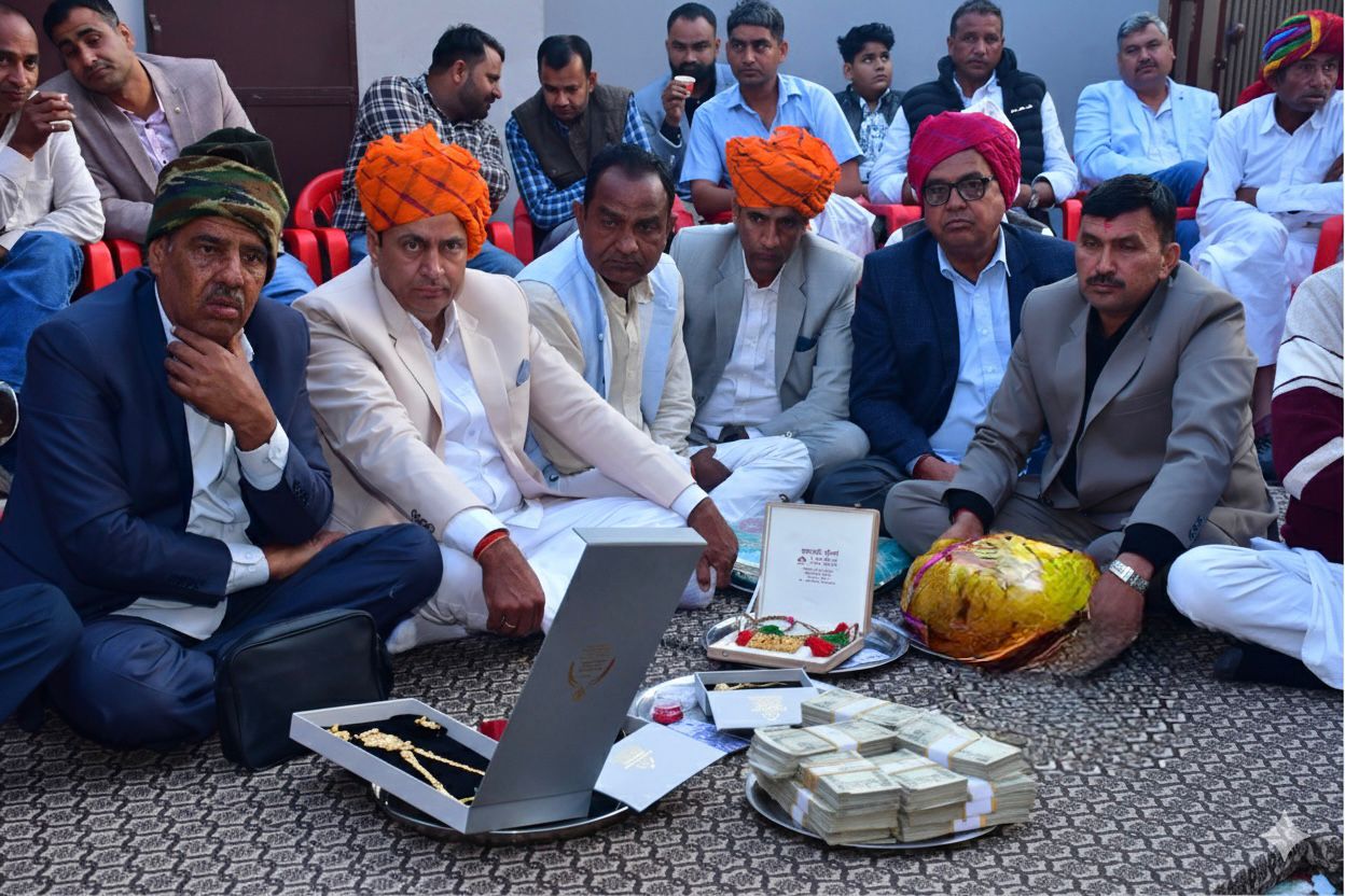 शादी के दिन दहेज के साथ दोनों पक्ष