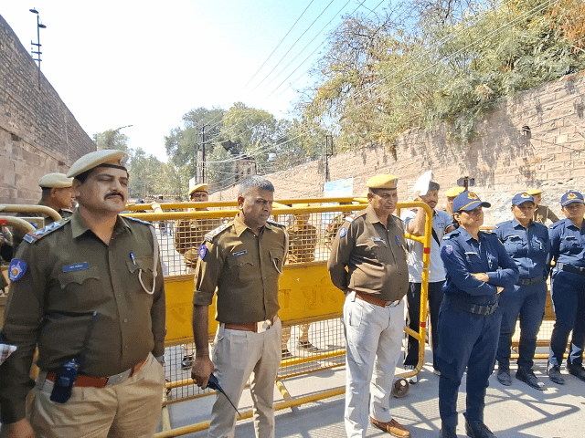 पुलिस ने मोहनपुरा पुलिया के पास से सेंट्रल जेल की तरफ जाने वाले रास्ते पर बैरिकेडिंग कर उन्हें रोक दिया।