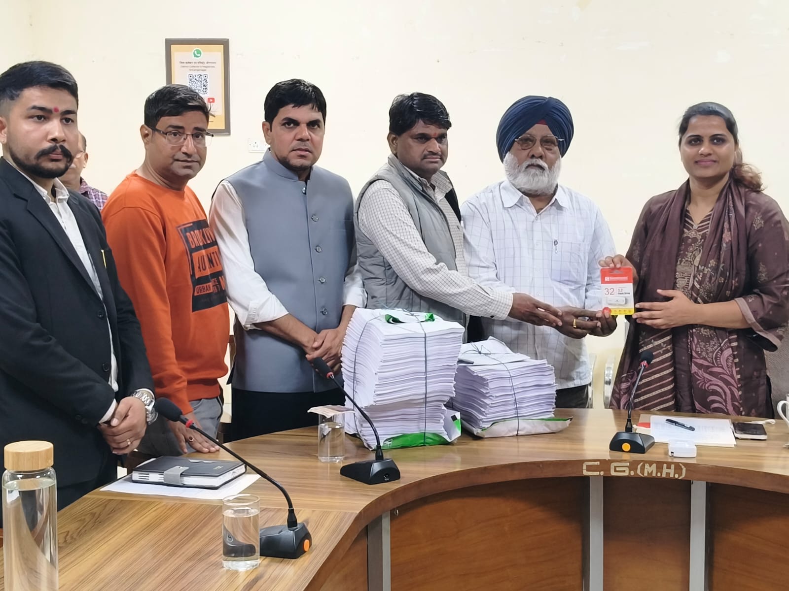 जिला कलेक्टर ड़ॉ. मंजू राजनीतिक पार्टियों को वोटर लिस्ट सौंपते हुए।