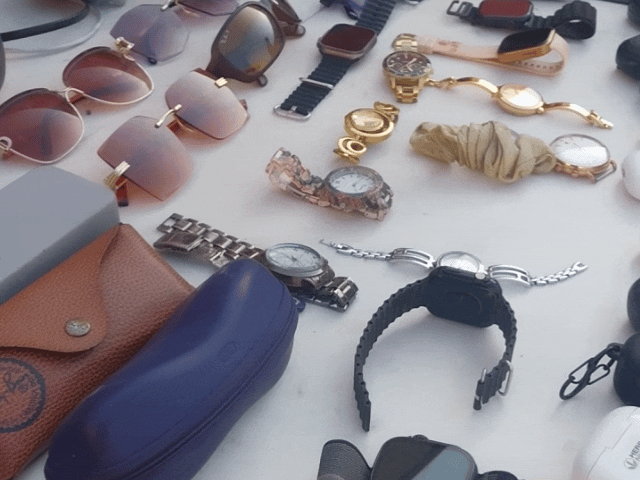 आरोपियों से बरामद विभिन्न आइटम्स।