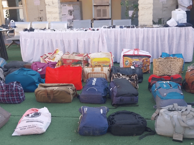 आरोपियों के पास से बरामद बैग और मोबाइल।