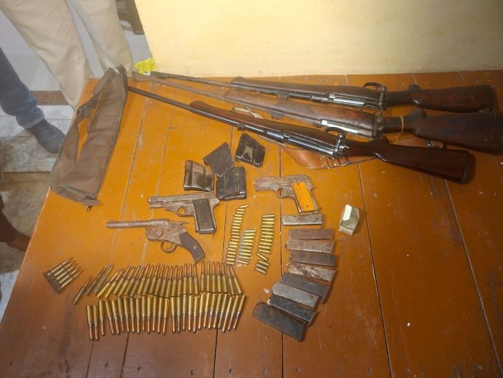 बदमाशों की बहन के घर से मिला अवैध हथियारों का जखीरा।