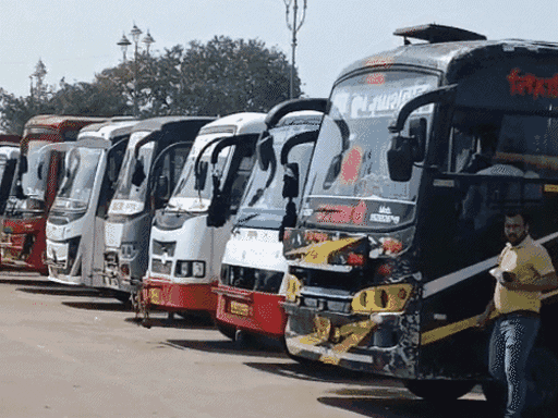 तस्वीर कोटा की है। बुधवार को भी यहां से प्राइवेट बसों का संचालन नहीं हुआ। शहर के एक प्राइवेट पार्किंग से एक भी बस नहीं निकली।