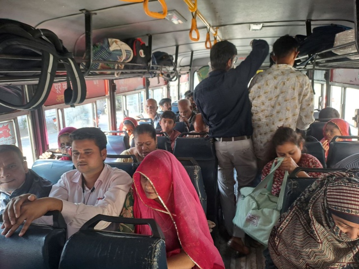 रोडवेज बसों में यात्राी भार बढ़ने से सीटों से ज्यादा यात्री सफर करते नजर आए।