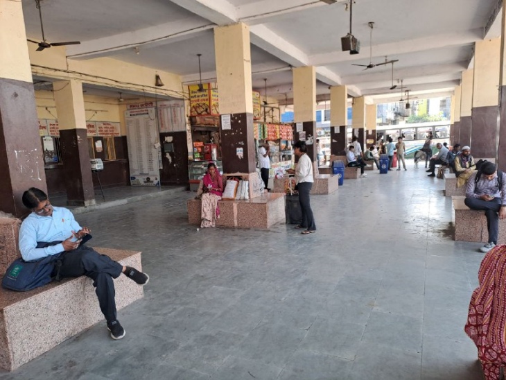 पाली रोडवेज बस स्टैंड में बसों का इन्तजार करते यात्री।