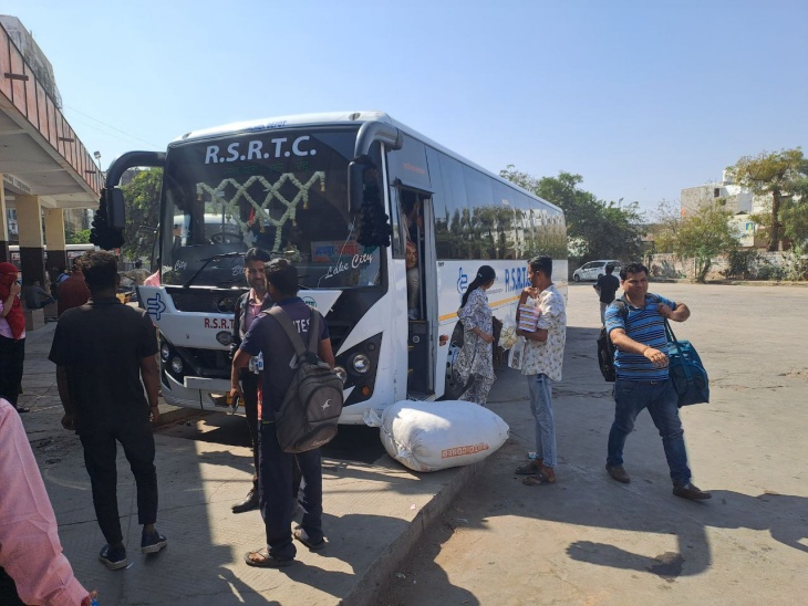 पाली बस डिपो परिसर में खड़ी बस में चढ़ते यात्री।