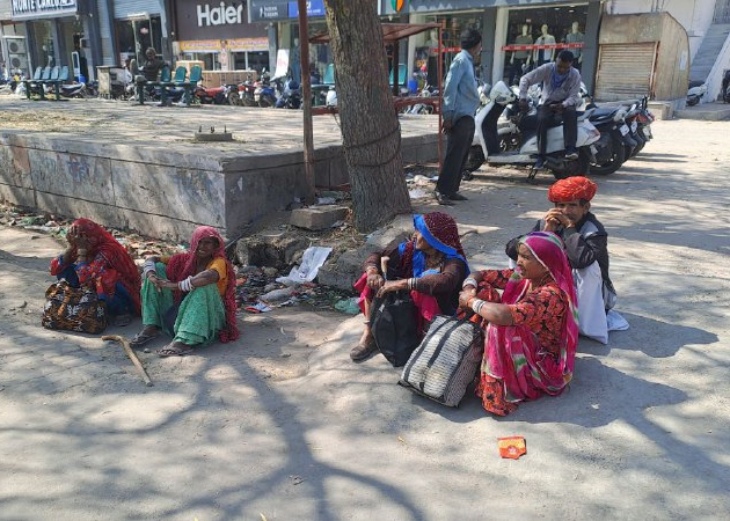 पाली के अम्बेडकर सर्किल के पास जोधपुर की तरफ जाने वाली बस का इन्तजार करते यात्री।