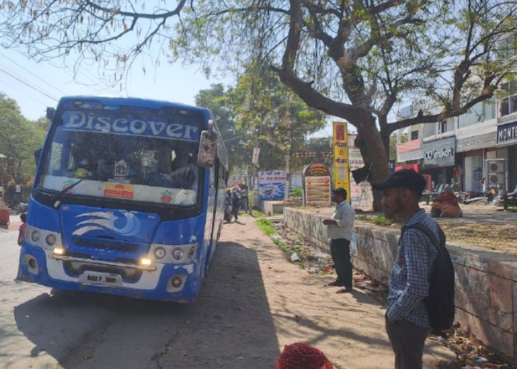 पाली के अम्बेडकर सर्किल से जोधपुर की तरफ जाती निजी बस।