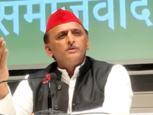 अखिलेश यादव ने छापेमारी की कार्रवाई को लेकर भाजपा सरकार पर निशाना साधा।