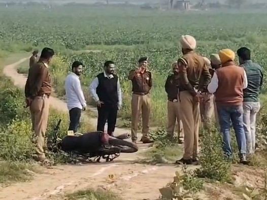 एनकाउंटर स्थल पर मौजूद पुलिस टीम। - Dainik Bhaskar