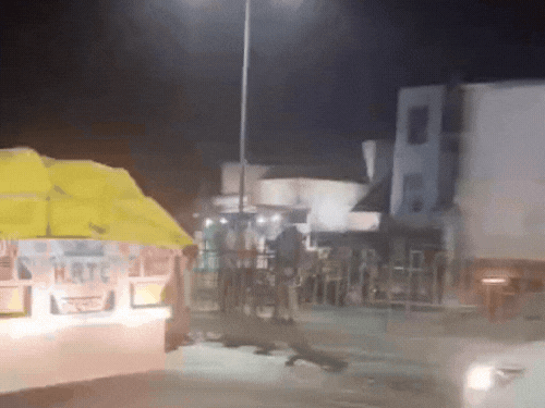 महिला के शव के टुकड़ों को बटोरते पुलिसकर्मी।