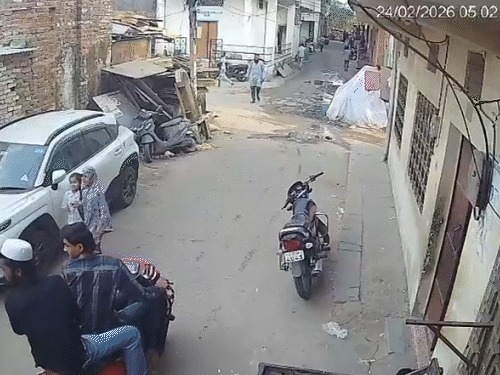 बाइक सवार बदमाशों ने स्कूटी सवार 2 युवकों का पीछा करके उन पर हमला करने की कोशिश की। इस दौरान स्कूटी गिर गई।