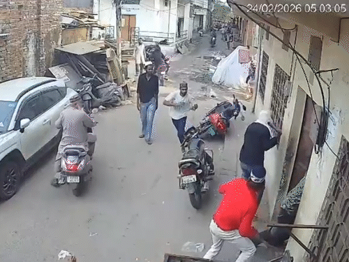 जान बचाने के लिए दोनों युवक पास के घर में घुस जाते हैं।