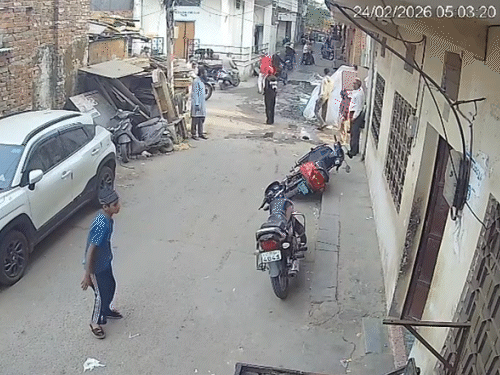 स्थानीय लोग घटनास्थल पर जमा होने लगे, सभी आरोपी दो मोटरसाइकिलों पर सवार होकर तेजी से भाग निकले।