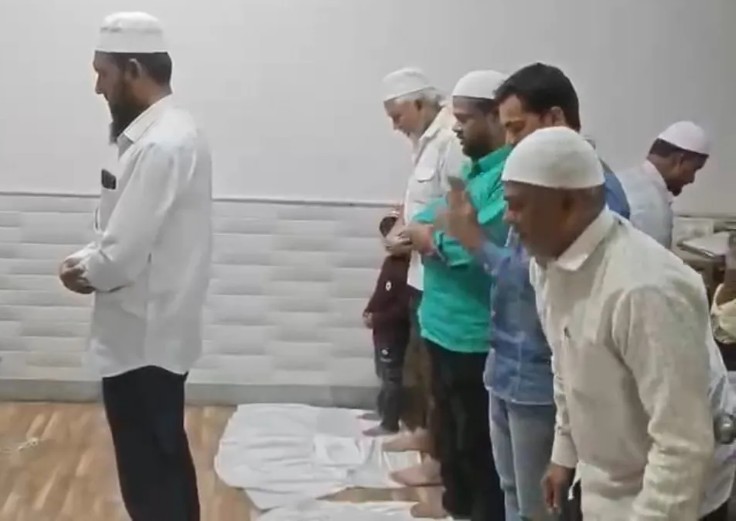 दावा है कि नमाज पढ़ने वालों में विभाग के कर्मचारी भी शामिल थे।