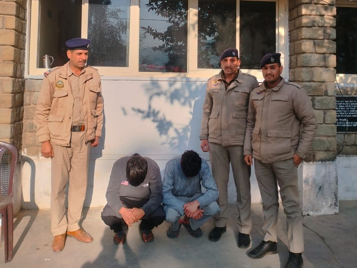 पुलिस गिरफ्त में दोनों आरोपी। - Dainik Bhaskar