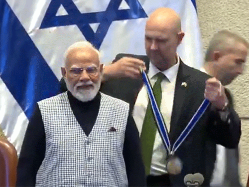 PM मोदी के स्पीकर अमीर ओहाना ने इजराइली संसद का सर्वोच्च सम्मान ‘स्पीकर ऑफ द नेसेट मेडल’ दिया।