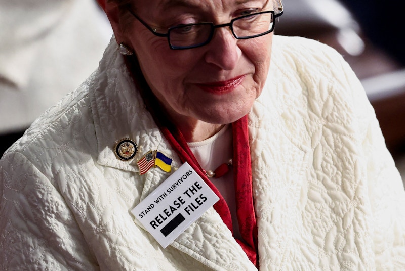 कुछ डेमोक्रेटिक सांसदों ने विरोध जताने वाले अलग तरह के कपड़े या पिन पहने। मर्सी कैप्टर ने ‘फाइलें जारी करो’ लिखा हुआ एक पिन पहना था, जो जेफ्री एपस्टीन से जुड़ा है।