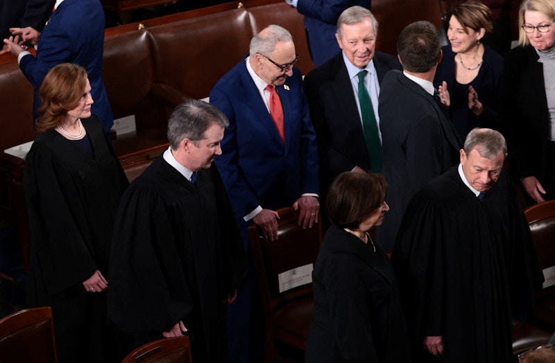 सुप्रीम कोर्ट के मुख्य न्यायाधीश जॉन रॉबर्ट्स, जस्टिस एमी कोनी बैरेट, ब्रेट कावानाघ और एलेना कागन ट्रम्प के भाषण के लिए संसद पहुंचे हैं।