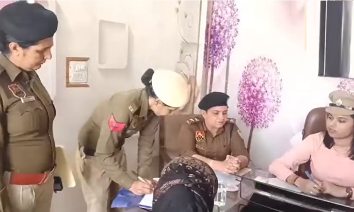 एक फरियादी की समस्या सुनकर कार्रवाई के आदेश देते हुए छात्रा ओजशी।