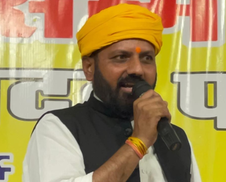 विश्व यादव परिषद के प्रमुख अवधेश कुमार यादव ने याचिका दायर की है।