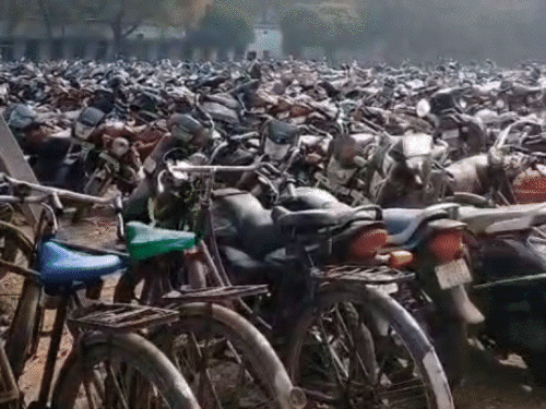 भिलाई स्टील प्लांट के पार्किंग से बाइक चोरी का सीसीटीवी फुटेज भी सामने आया है।